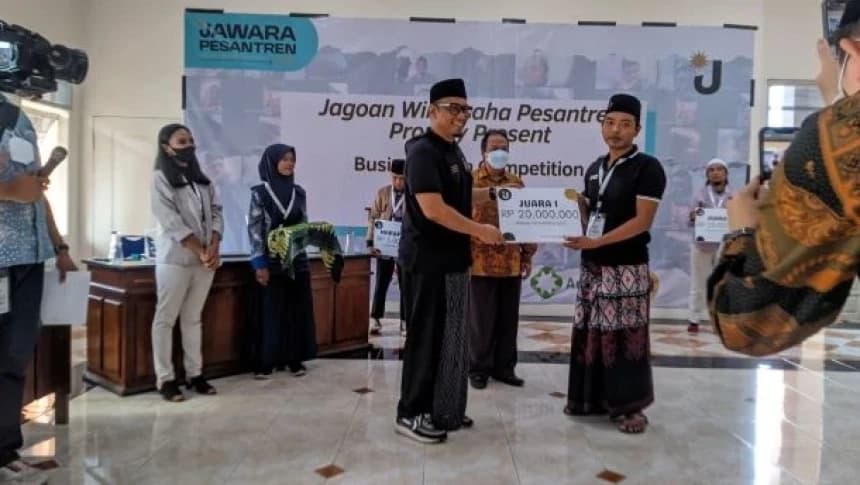 Olah Limbah Kayu Jadi Asbak, AHD Menangi Jawara Pesantren