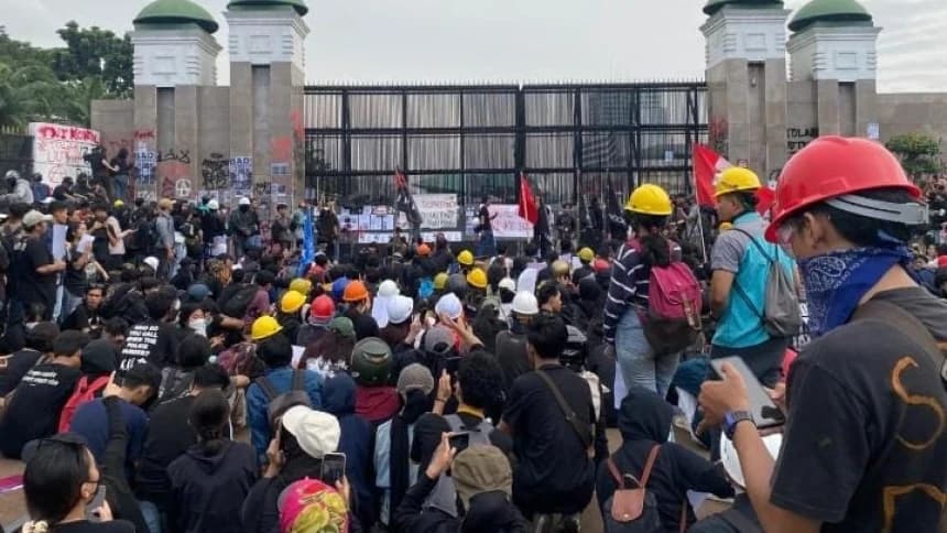 Aksi Tolak UU TNI dan RUU Polri di Jakarta Ricuh: Intel Bawa Senpi, Ambulans Dihalangi
