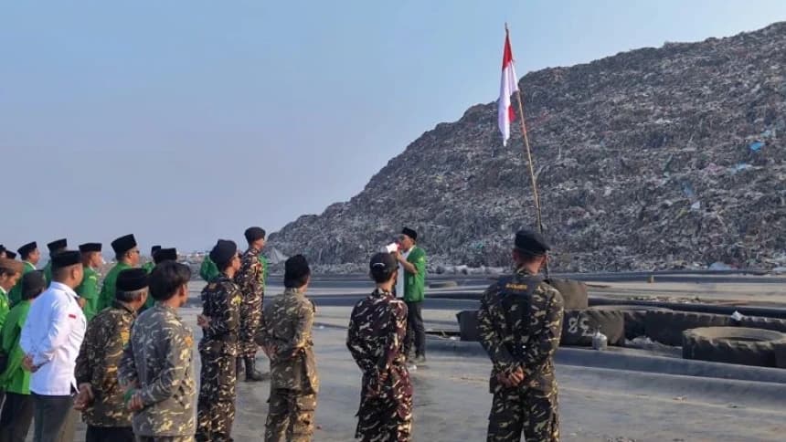 Ansor Bantargebang Upacara HUT Ke-78 RI di Puncak Gunung Sampah