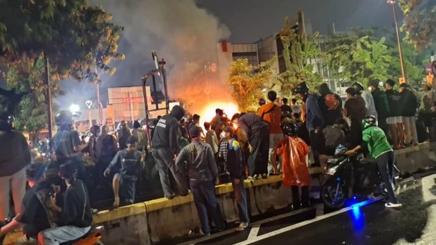 Jalan Kramat Raya Arah ke Mako Brimob Mencekam, Massa Aksi Blokade Jalan hingga Bakar Ban