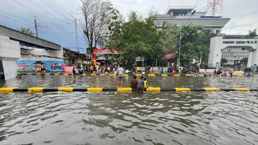 Hujan Deras Sejak Pagi Rendam Jakarta, Warga Terpaksa Bertahan dengan Pompa Swadaya