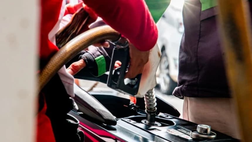 Harga BBM Subsidi Bakal Melejit, Emak-emak Menjerit