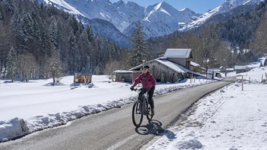 Bersepeda di Kota yang Membeku