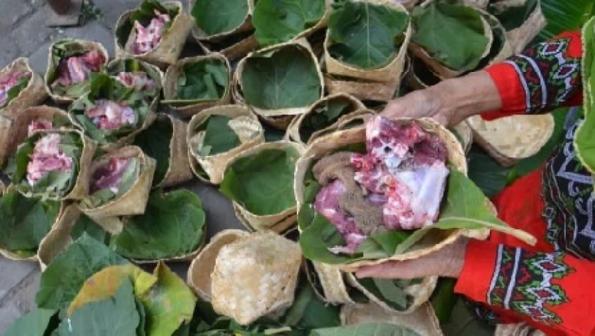 Kurangi Penggunaan Plastik, Bungkus Daging Kurban dengan Daun dan Besek Bambu