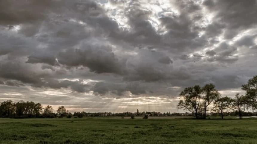 Ketika Cuaca Buruk Bolehkah Mengumandangkan Adzan Shallu fi Rihalikum atau fi Buyutikum?