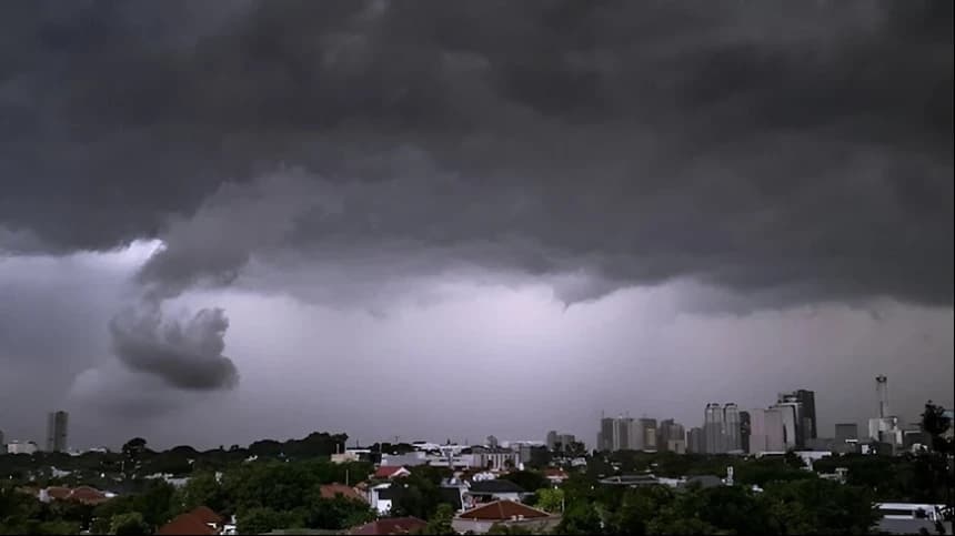 Khutbah Jumat: Menguatkan Iman di Tengah Cuaca dan Kehidupan yang Tidak Pasti
