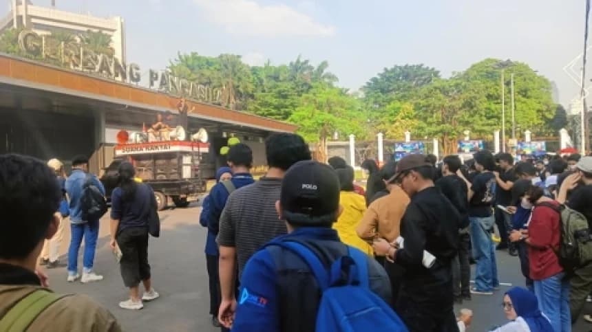 Mahasiswa Bersama Koalisi Masyarakat Sipil Kepung DPR Gelar Aksi Tolak Pengesahan RKUHAP