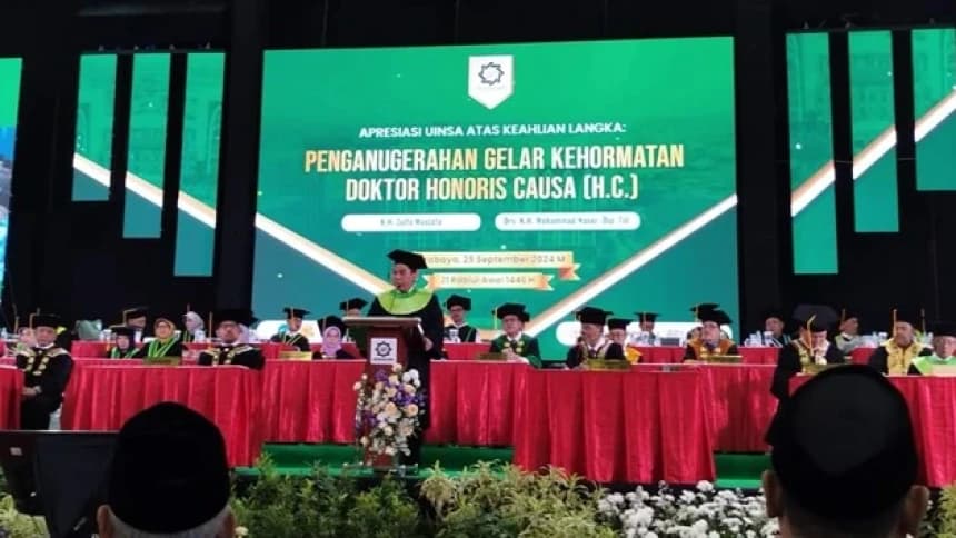 KH Zulfa Mustofa Raih Anugerah Doktor Honoris Causa Bidang Ilmu Arudl dari UINSA Surabaya