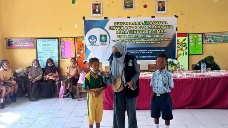 Dukungan Psikososial LPBINU Pulihkan Warga dari Bencana Gempa di NTT