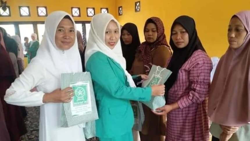 Fatayat NU Tebo Berbagi Mukena