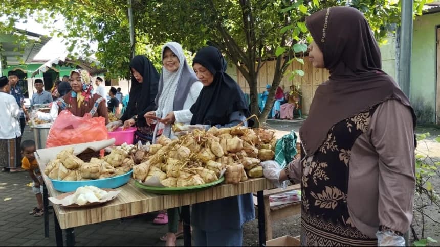 Festival Ketupat Lebaran Idul Fitri, Warga Kediri dan Pengguna Jalan Dapat Nikmati Makan Gratis