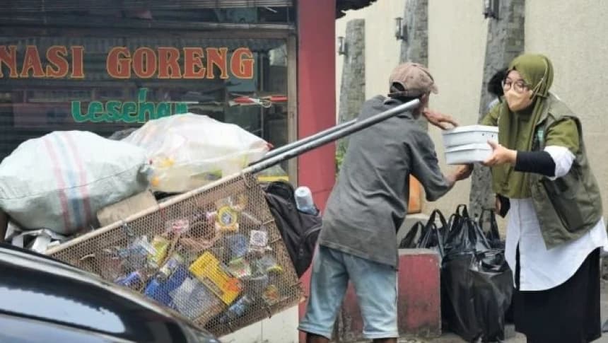 Jumat Berbagi di Jaktim, LAZISNU PBNU Bantu Warga Terdampak Kenaikan Harga BBM