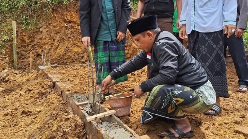 Warga Desa Pelitaasih Gotong Royong Bangun Gedung NU Center