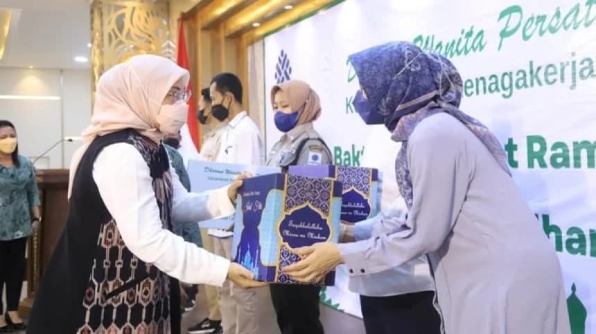 Kemnaker Bagikan Ratusan Bingkisan Lebaran