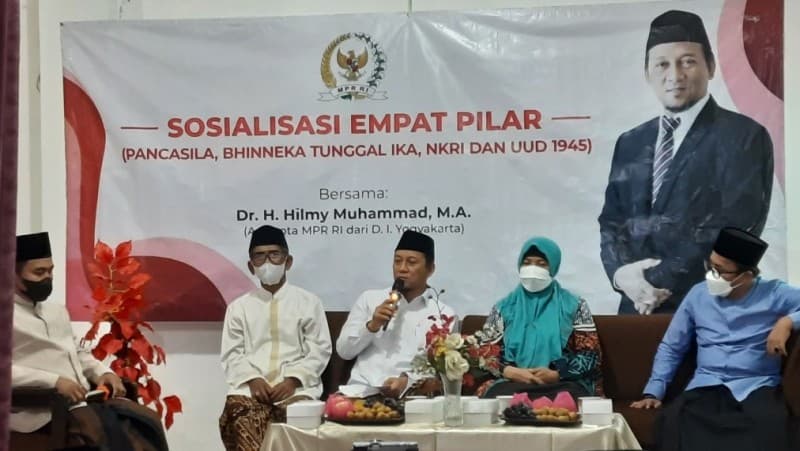Gus Hilmy Ajak Santri Teladani Kepahlawanan Mbah Hasyim dan Sri Sultan