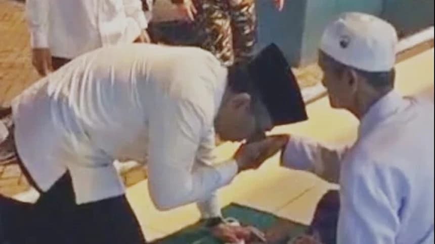 Video Gus Yahya Cium Tangan Kiai Sepuh Viral di Media Sosial