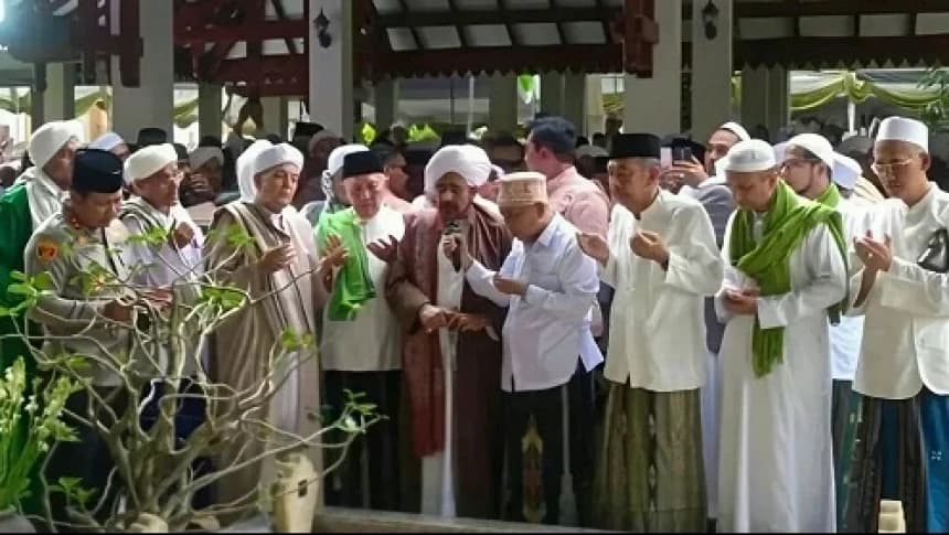 Habib Umar bin Hafidz Ziarah Makam KH Hasyim Asy’ari