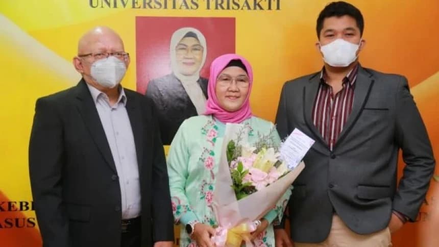 Menaker Puji Haiyani Rumondang Raih Doktor dengan Cum Laude