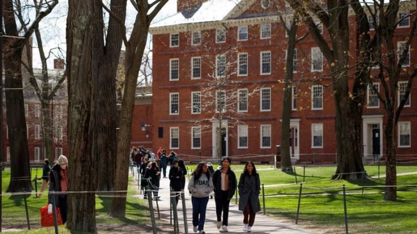 Trump Cabut Izin Penerimaan Mahasiswa Internasional di Universitas Harvard