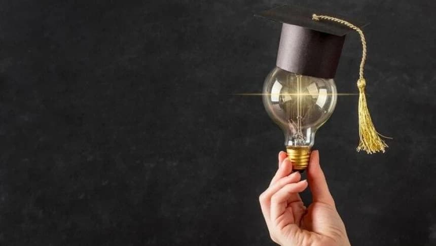 Khutbah Jumat: Mengembalikan Esensi Pendidikan - Bangun Karakter, Bukan Cuma Kejar Gelar