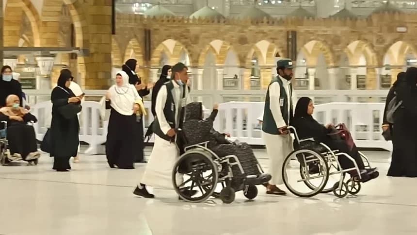 Fiqih Haji Lansia: Hukum Tawaf Menggunakan Kursi Roda atau Skuter