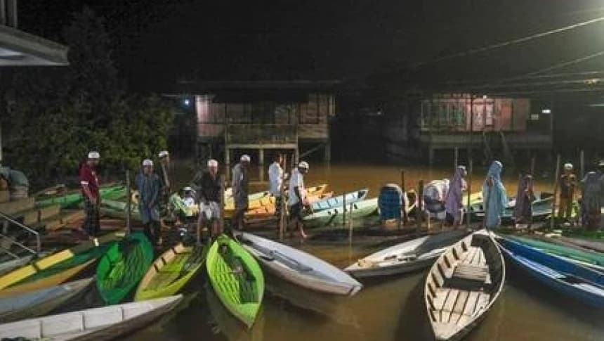 Terendam Banjir, Warga Ulu Gedong Tetap Berangkat Tarawih dengan Perahu Kayu