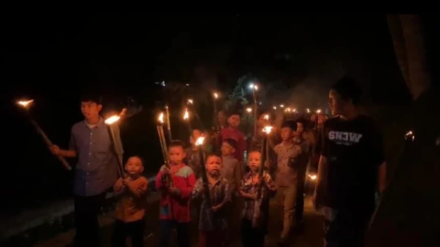 Malam Idul Fitri, Anak-Anak di Kulon Progo Takbir Keliling Bawa Obor