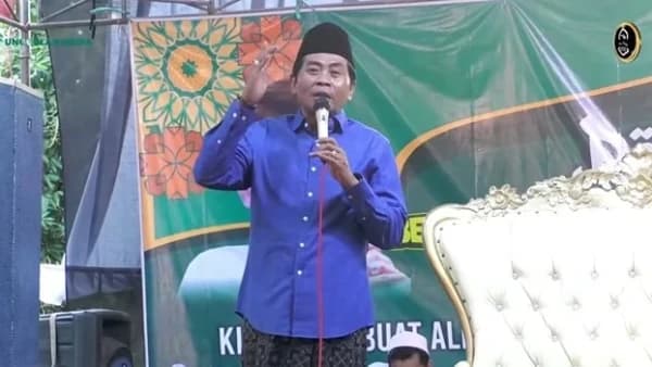 KH Anwar Zahid Ungkap Keuntungan Kirim Doa kepada Ahli Kubur