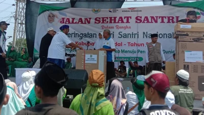 16 Ribu Warga Meriahkan Jalan Sehat Hari Santri 2025 di Kendal