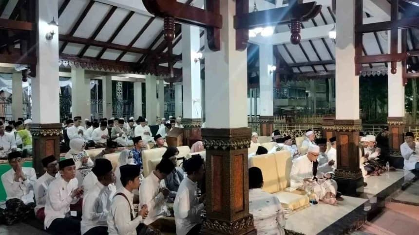 Para Kiai Sepuh NU Tahlilan dan Istighotsah di Makam KH Hasyim Asy'ari