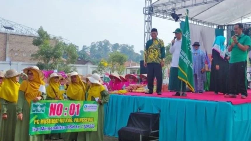 Ribuan Ibu Muslimat Pringsewu Jalan Sehat Kreasi Songsong Hari Santri
