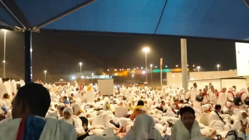 Saat Jamaah Haji Mengambil Inisiatif Berjalan Kaki dari Muzdalifah ke Mina