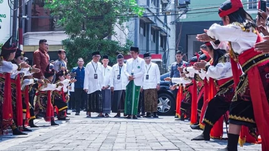 Tari Remo Gagrak Anyar Sambut Kedatangan Jokowi di Kantor PBNU Pertama