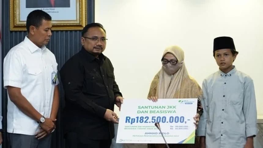 Wafat sebagai Petugas Haji, Keluarga Ahmad Ridlo Terima Jaminan Kecelakaan Kerja