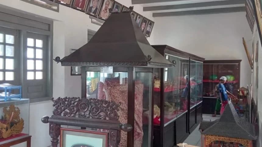 Melihat Koleksi Museum Mandhilaras Pamekasan