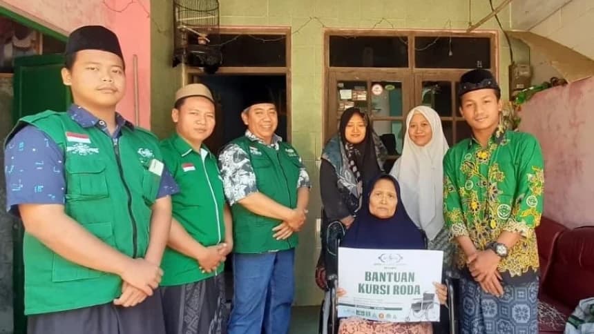 Manfaatkan Koin NU, LAZISNU Kudus Salurkan Kursi Roda untuk Difabel