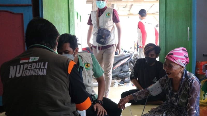 Layanan Kesehatan NU Peduli Semeru Datangi Rumah-Rumah Warga