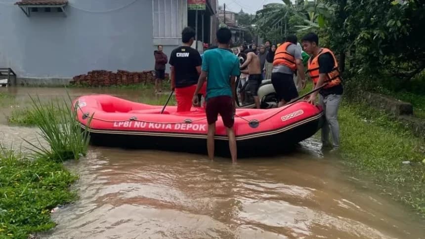 Tim NU Peduli Bantu Evakuasi Korban Banjir Bekasi