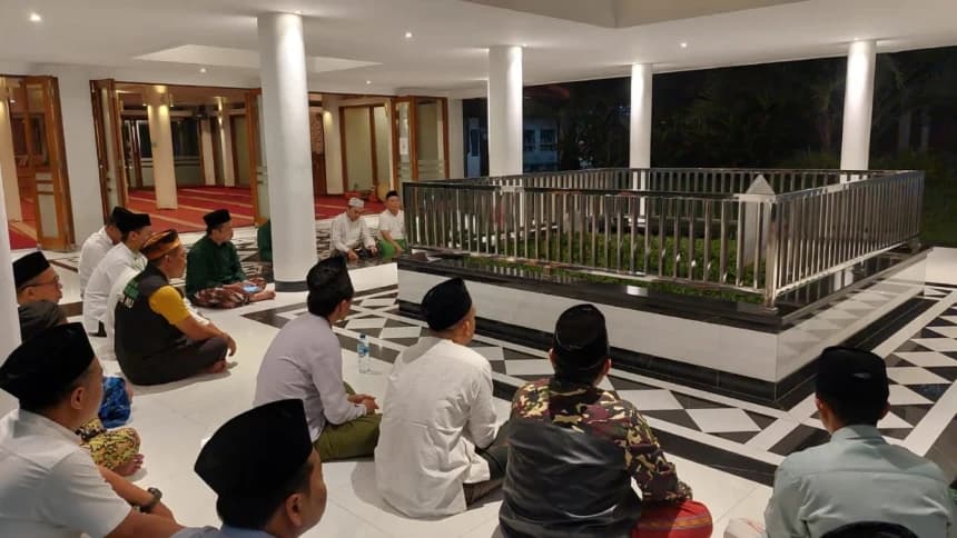 LPBINU Ziarahi Makam Pendiri Pesantren Al-Hamidiyah KH Achmad Syaikhu