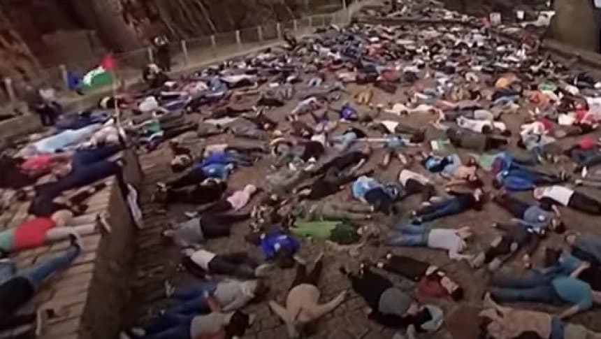 Ratusan Pengunjuk Rasa di Spanyol Berbaring Massal untuk Korban Gaza