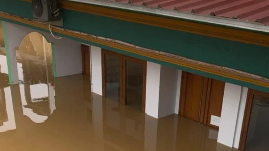 Banjir Setinggi 1,5 Meter Rendam Balekambang Jakarta Timur, Warga Sebut Belum Ada Bantuan Evakuasi