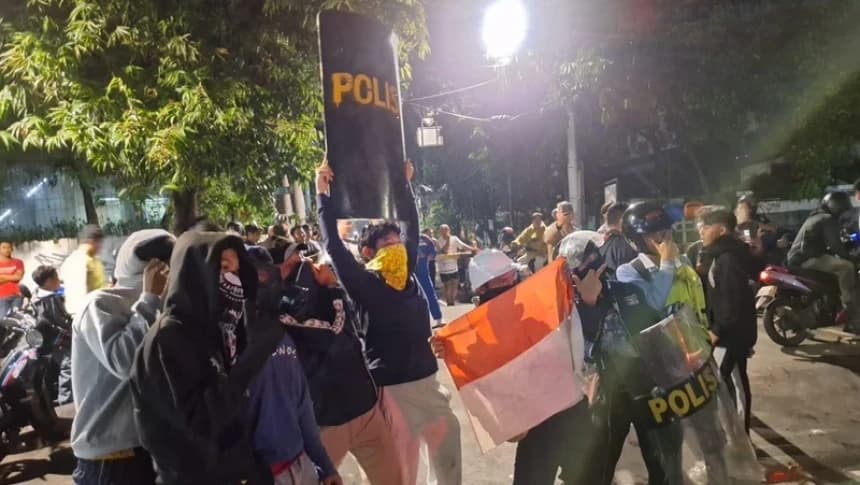 Massa Aksi Jarah Markas Gegana dan Bakar Halte Senen yang Tak Jauh dari Mako Brimob Kwitang