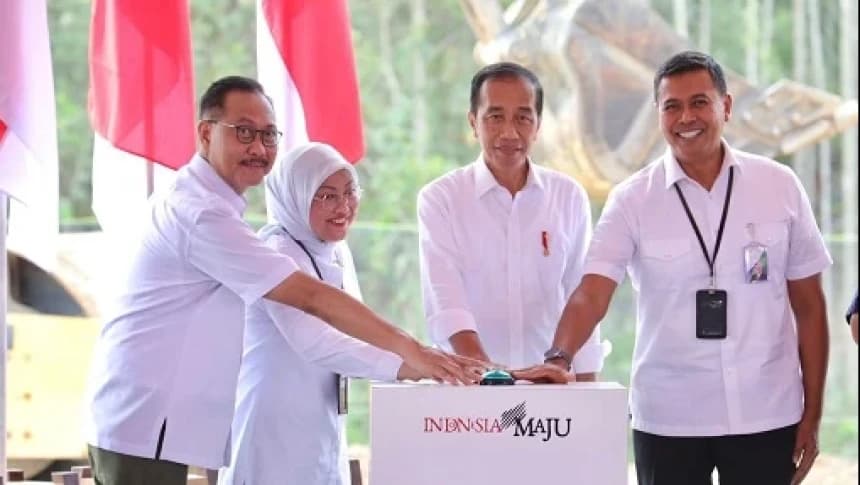 Menaker Dampingi Presiden Letakkan Batu Pertama Kantor BPJS Ketenagakerjaan di IKN