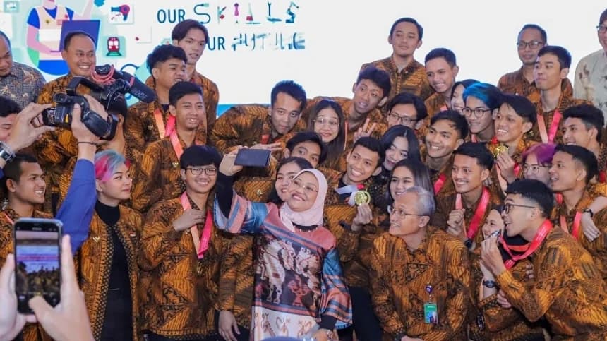 Menaker Serahkan Penghargaan Kepada Peraih Medali WSA 2023