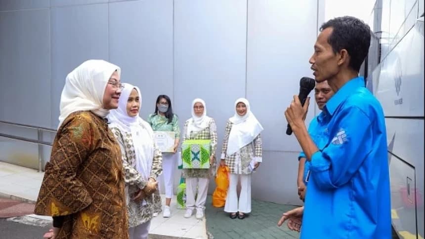 Menaker Serahkan Bantuan Paket Ramadhan untuk Sejumlah Petugas Kemnaker