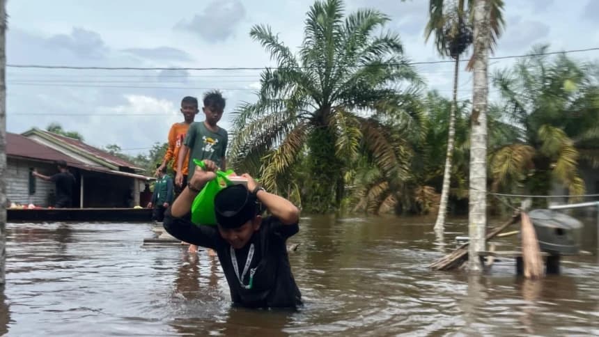 Banjir di Kalbar, NU Care Salurkan Kebutuhan Pokok untuk Warga