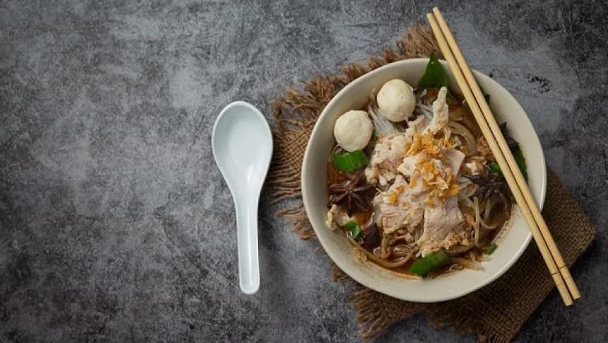 Viral Pedagang Mie Babi Berpeci: Etika Bisnis dan Regulasi Non-Halal di Indonesia