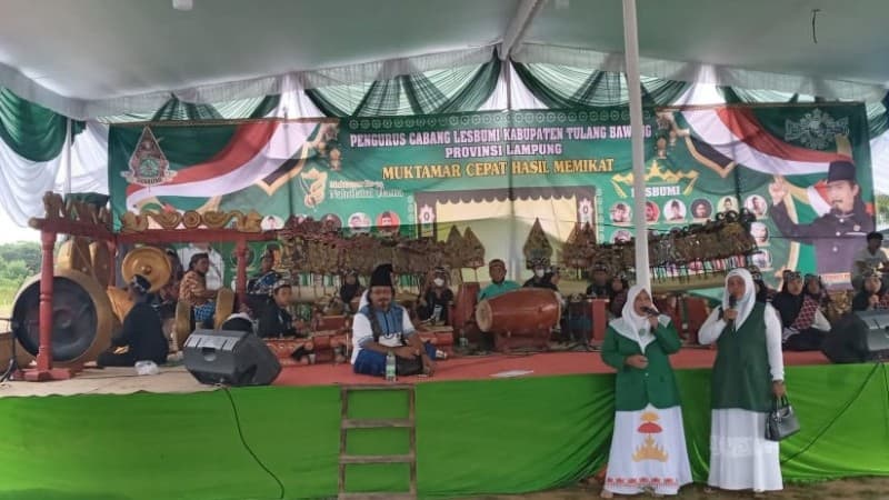 Meriahkan Muktamar NU, Ibu Muslimat Nyanyikan Shalawat di Panggung