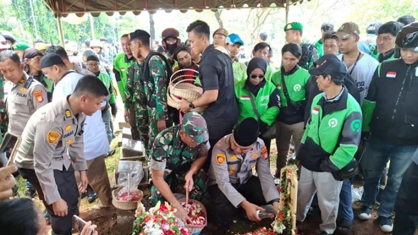 Ribuan Ojol Antar Pemakaman Pejuang Keadilan Affan Kurniawan di TPU Karet Bivak