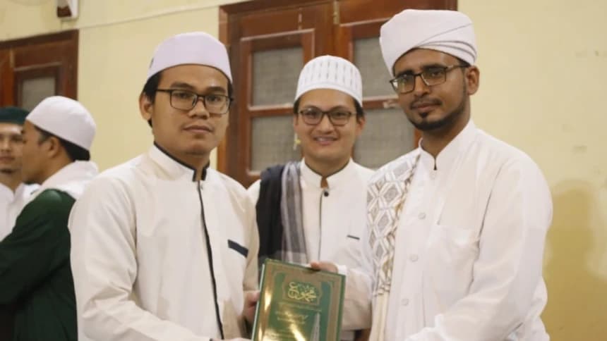Bagikan Puluhan Kitab, Cara PCINU Yaman Peringati Hari Santri